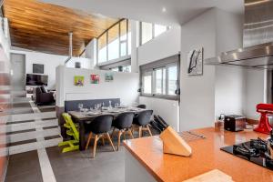 a kitchen and dining room with a table and chairs at Autarke Ökovilla in Agios Myronas