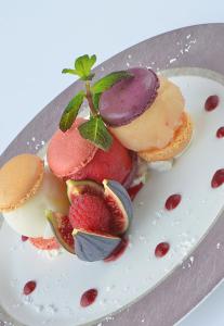 a dessert with fruit on a white plate at Logis Hôtel Auberge de la Gabrière in Lingé