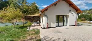 a small house with a view of a river at Le gîte de Coline in La Bridoire