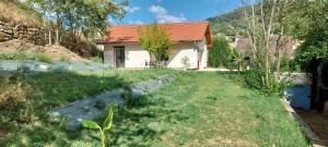 a small white house with a red roof at Le gîte de Coline in La Bridoire