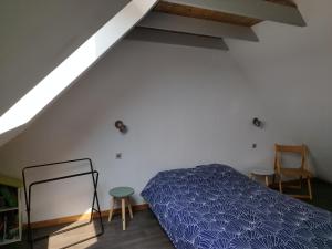 a bedroom with a bed in a white room at Maison 12 pers Douarnenez kerlaz 2 étoiles Atout France in Kerlaz