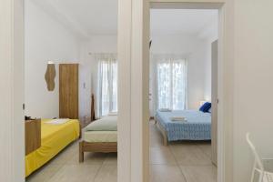 a room with two beds and a room with a bedroom at Maison Vivian Rooms in Marzamemi