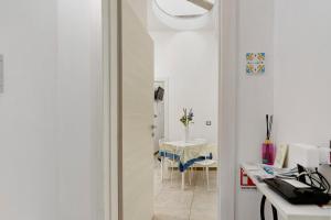 a white room with a table and a dining room at Maison Vivian Rooms in Marzamemi