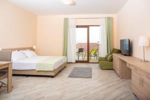 Postel nebo postele na pokoji v ubytování ApartHotel Belvedere Residence Becici Budva