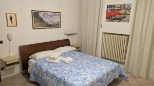 a bedroom with a bed with towels on it at Sirena Vista Lago in Stresa