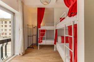 a room with two bunk beds and a window at Avenue View Rooms in Porto
