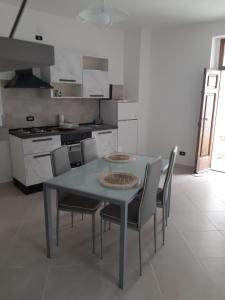 a dining room with a table and chairs in a kitchen at B&B "Arberia"casa vacanze in San Giorgio Albanese