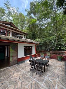 a patio with a table and chairs in front of a house at Hospedaje Casa Renasiente Cali in Cali