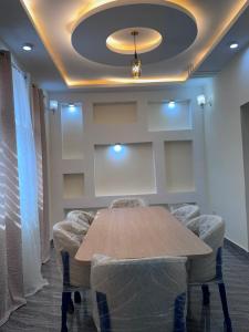 a conference room with a wooden table and chairs at Tatkaba résidence in Conakry