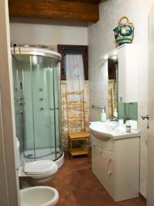 a bathroom with a shower and a toilet and a sink at Casa Rurale Pietra Bianca in Roccamorice