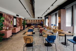 a restaurant with tables and chairs in a room at Best Western Hotel Biri in Padova