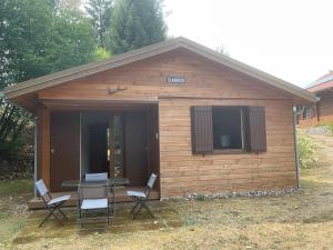 a small cabin with a table and chairs in it at Clairbois in Gérardmer +2 photos