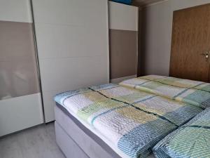 a small bedroom with two beds in it at Ferienwohnung Waldoase 