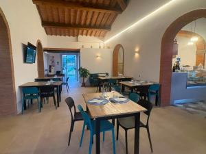 a restaurant with tables and chairs in a room at Oliveta del Tabernacolo in Malmantile