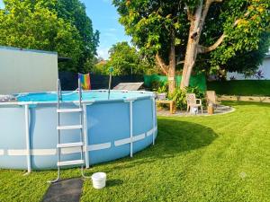 a ladder next to a pool in a yard at Penny House Hostal in David