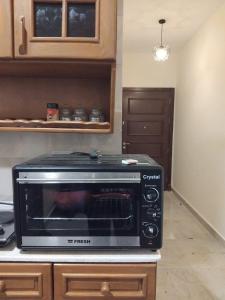 a microwave oven sitting on top of a kitchen counter at Cozy studio in sahel in El Alamein
