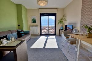 a living room with a couch and a table at Studio Bellavista in Acquaseria