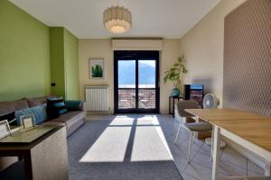a living room with a couch and a table at Studio Bellavista in Acquaseria