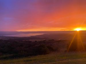ein Sonnenuntergang von der Spitze eines Hügels in der Unterkunft Straw Hat in Claridge + 5 Fotos