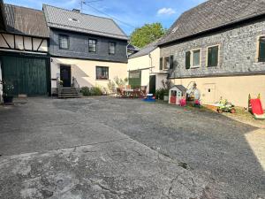 an empty driveway in front of two buildings at Schmidnickels Hof in Schwarzerden