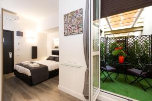 A bed or beds in a room at Brunelleschi Holidays Hostel