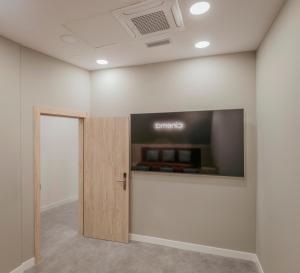 an office room with a door and a flat screen tv at micampus Logroño Centro in Logroño