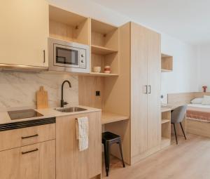 a kitchen with a sink and a microwave at micampus Logroño Centro in Logroño