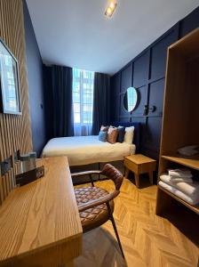 a small room with a bed and a table at Hütel in Liverpool