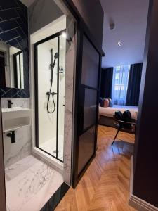 a bathroom with a walk in shower and a sink at Hütel in Liverpool +42 photos