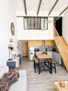 a living room with a table and a kitchen at Retro Chic in Saumur