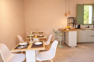 a kitchen and dining room with a table and chairs at Eterea Dimora Sul Fiume in Noto