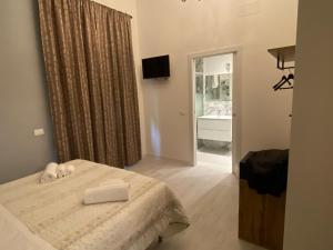 a bedroom with a bed with a television and a mirror at VillaGioveRooms in Prato
