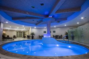 una gran piscina con techo azul en Suites Camino Real, en La Paz