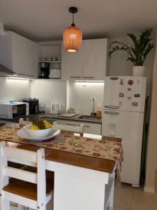 a kitchen with a table with a bowl of fruit on it at Apartamento céntrico con garage in Mercedes