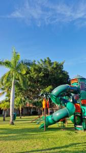 ein Spielplatz mit Rutsche in einem Park in der Unterkunft IPÊ PARK Convention Hotel in Sao Jose do Rio Preto