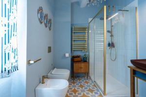 a bathroom with a toilet and a shower at casa stella a due passi dal centro in Arezzo +18 photos
