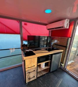 an office with a desk with a view of the ocean at Dwór Mysinek in Grabowiec