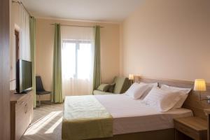TV a/nebo společenská místnost v ubytování ApartHotel Belvedere Residence Becici Budva