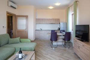 TV a/nebo společenská místnost v ubytování ApartHotel Belvedere Residence Becici Budva