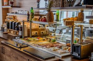 ein Buffet mit einer großen Auswahl an Speisen in der Unterkunft Hotel Süderelbe in Hamburg