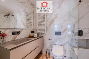 a bathroom with a toilet and a shower at La Braveta in Sant Antoni de Calonge +15 photos