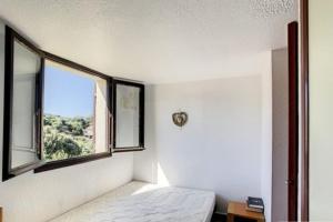 a bedroom with a bed and two windows at Beautiful 40 M2 With Pool Near The Beach! in Grosseto-Prugna