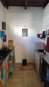 a kitchen with a counter and a counter top at Pousada Preguiça in Canoa Quebrada
