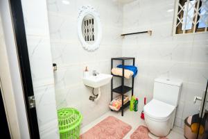 ein Badezimmer mit Toilette und Waschbecken in der Unterkunft Motion apt in Accra
