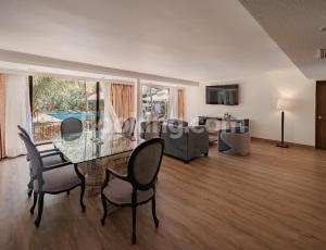 a dining room with a glass table and chairs at HS HOTSSON Hotel Tampico in Tampico