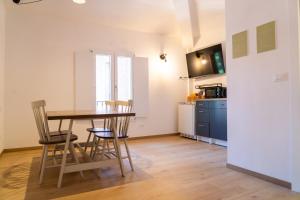 a kitchen and dining room with a table and chairs at Casa Matilde Rooms & Apartment in Bazzano Bologna