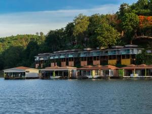 a row of houses on the shore of a lake at Raya Buri Resort Kanchanaburi in Ban Hin Hak