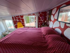 a bed in a room with a red and white wall at Casa de Férias Carioca in Rio de Janeiro