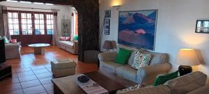 a living room with couches and a coffee table at Villa Canto in Tías