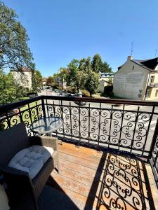 a balcony with a table and chairs on a fence at Apartament Verde Stare Miasto in Chełm